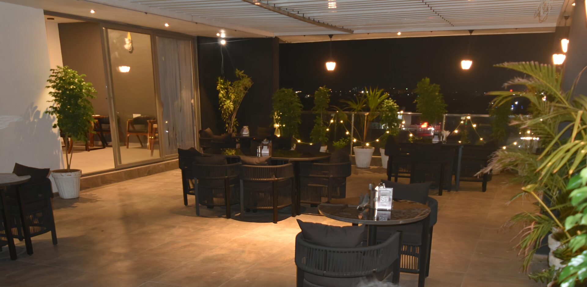Outdoor lounge wide